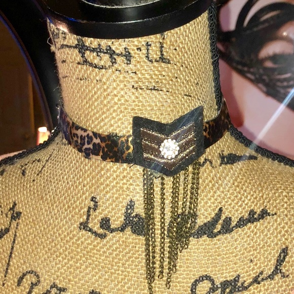 The “Commander” Cheetah Print & Dangling Chain Choker - Picture 3 of 6